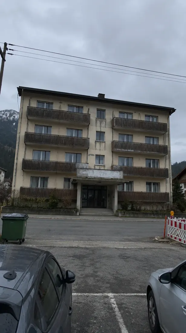 Vorher: schlechtes Handyfoto eines Hotels