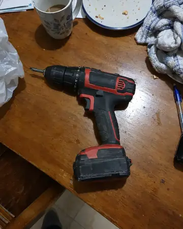 Original-Handyfoto: Akkuschrauber auf dem Tisch